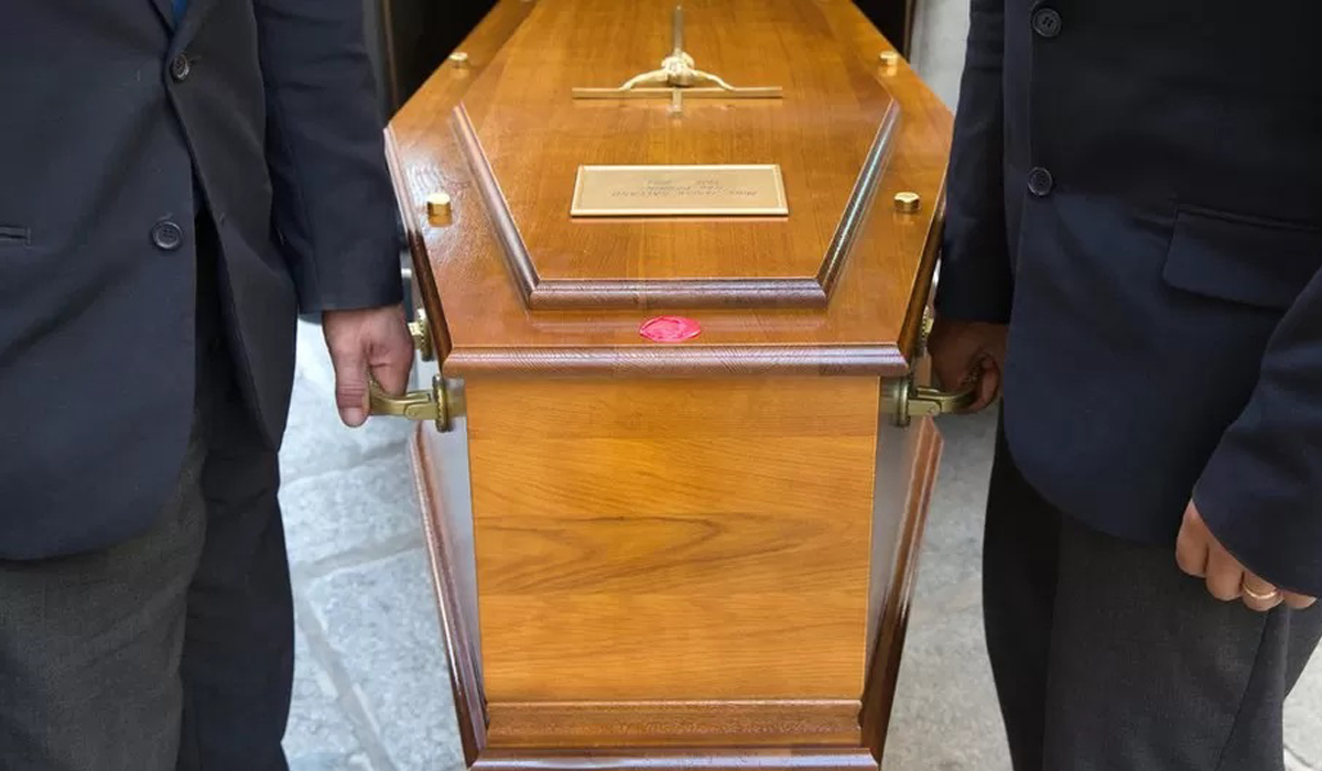 Woman who knocked on coffin at her funeral dies after week in hospital